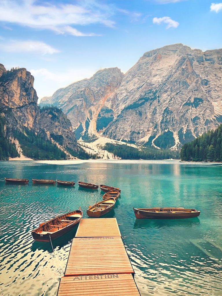 De roeibootjes van Lago di Braies