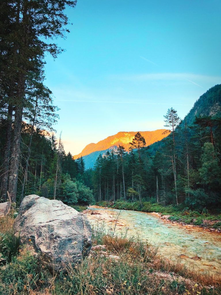 Uitzicht vanaf de parking van Peričnik waterval.